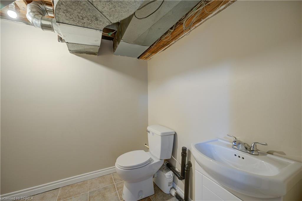 37 Frank Street, Brantford, ON - Indoor Photo Showing Bathroom