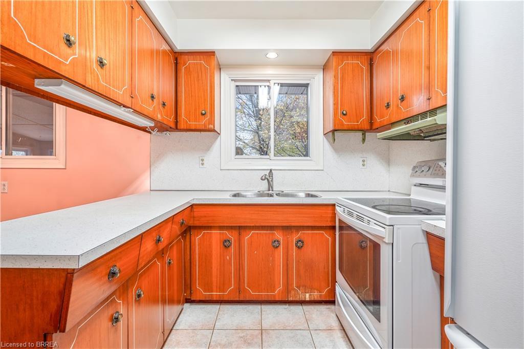 8 Stockdale Drive, Brantford, ON - Indoor Photo Showing Kitchen With Double Sink