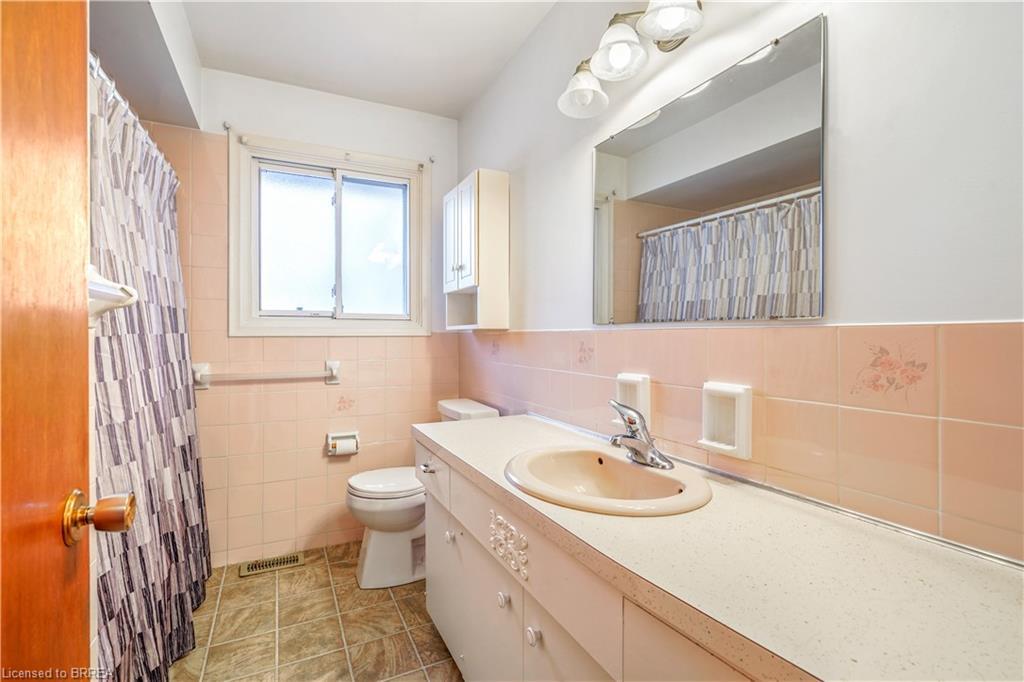 8 Stockdale Drive, Brantford, ON - Indoor Photo Showing Bathroom