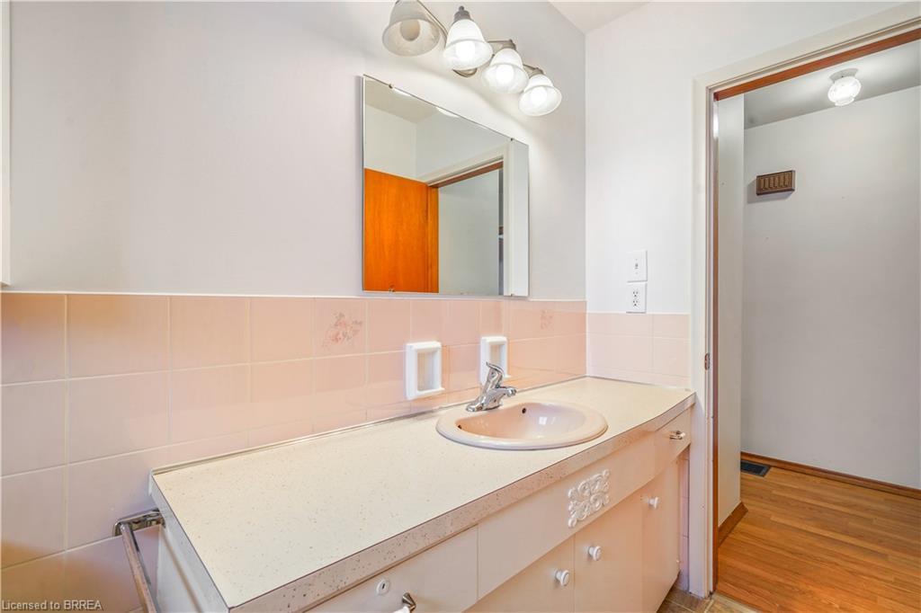 8 Stockdale Drive, Brantford, ON - Indoor Photo Showing Bathroom