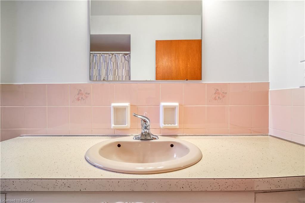 8 Stockdale Drive, Brantford, ON - Indoor Photo Showing Bathroom