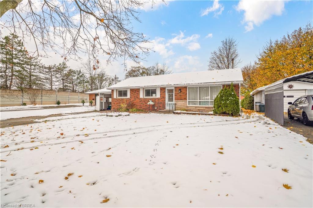 8 Stockdale Drive, Brantford, ON - Outdoor