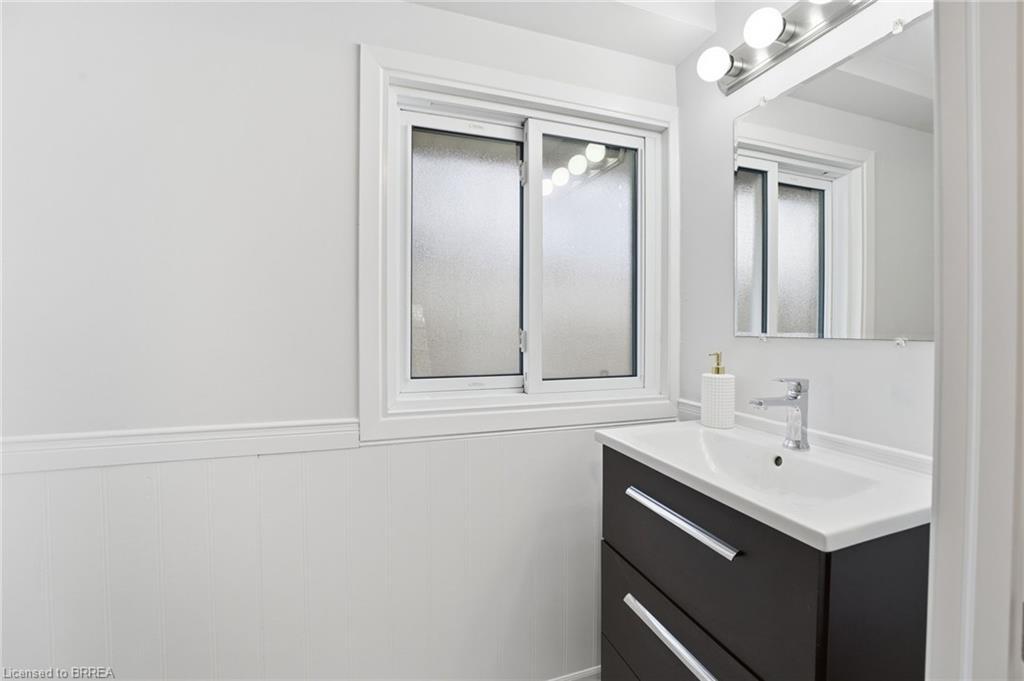 F-281 Stanley Street, Brantford, ON - Indoor Photo Showing Bathroom