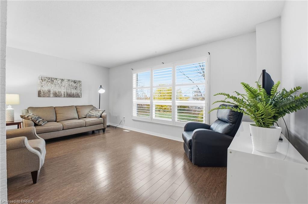 F-281 Stanley Street, Brantford, ON - Indoor Photo Showing Living Room