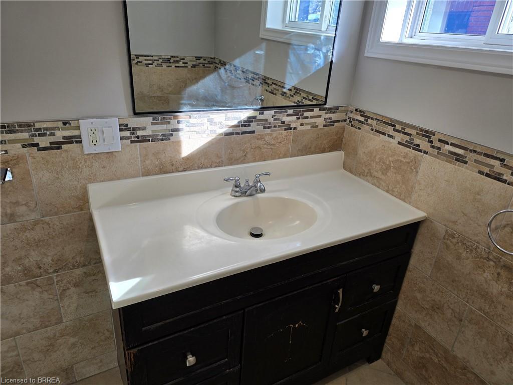 Basement-318 Erie Avenue, Brantford, ON - Indoor Photo Showing Bathroom