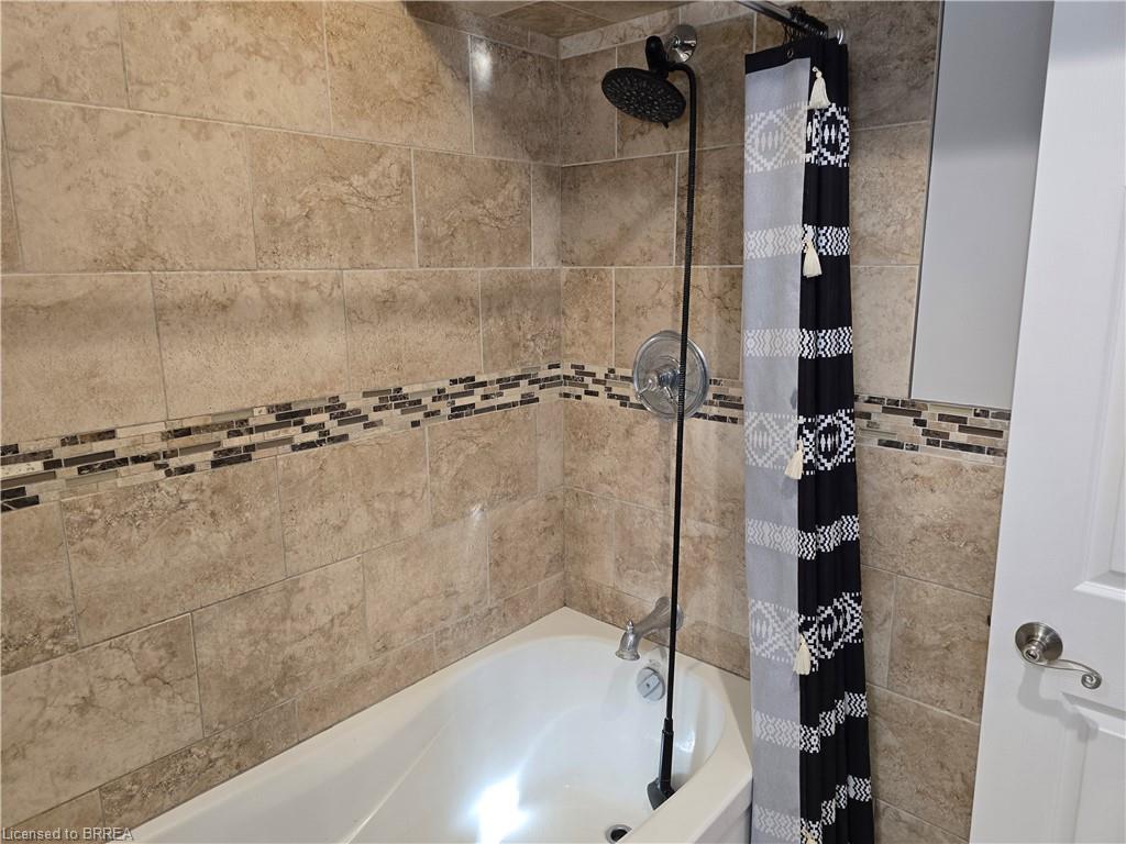 Basement-318 Erie Avenue, Brantford, ON - Indoor Photo Showing Bathroom