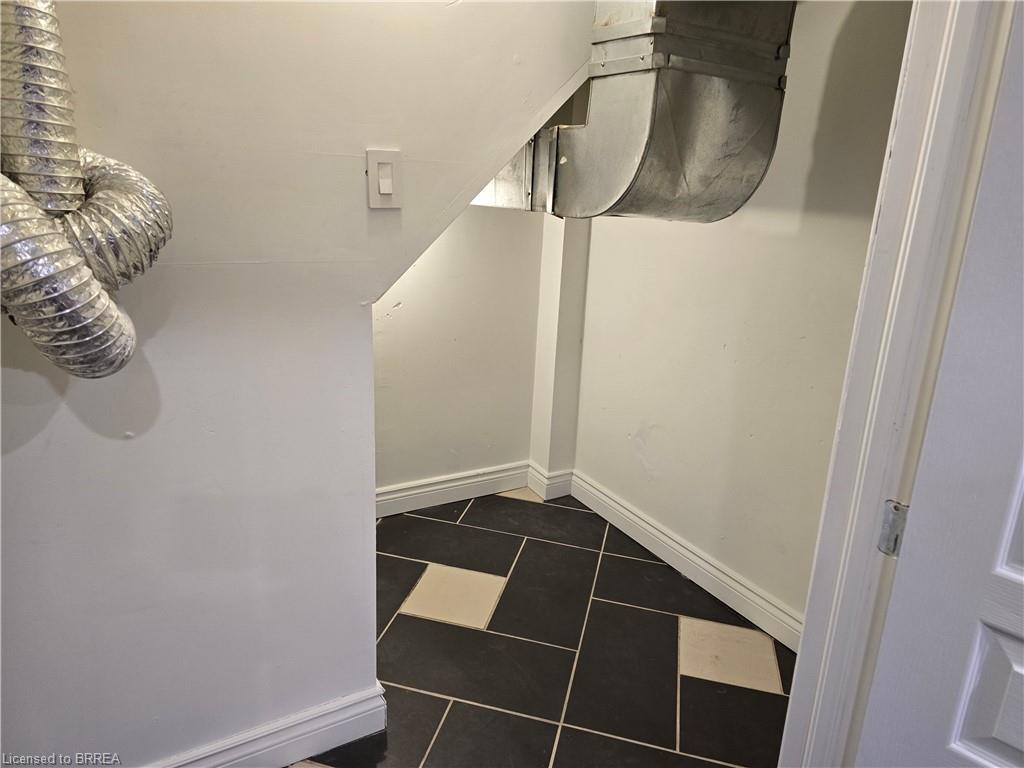 Basement-318 Erie Avenue, Brantford, ON - Indoor Photo Showing Bathroom