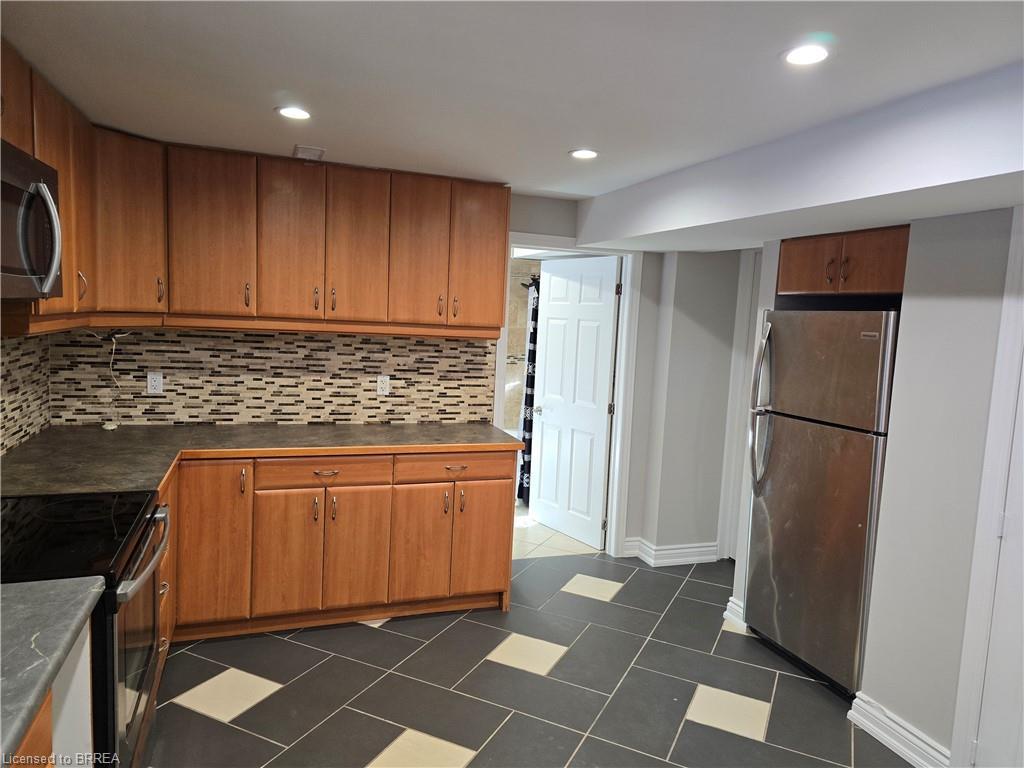 Basement-318 Erie Avenue, Brantford, ON - Indoor Photo Showing Kitchen