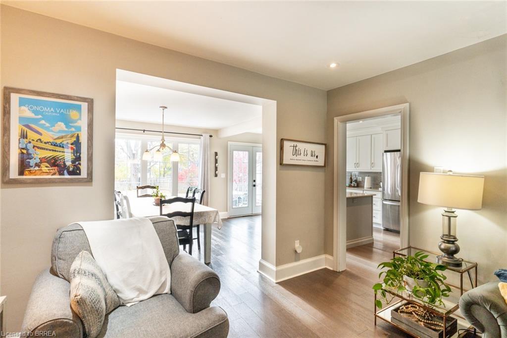 24 Lincoln Avenue, Brantford, ON - Indoor Photo Showing Living Room