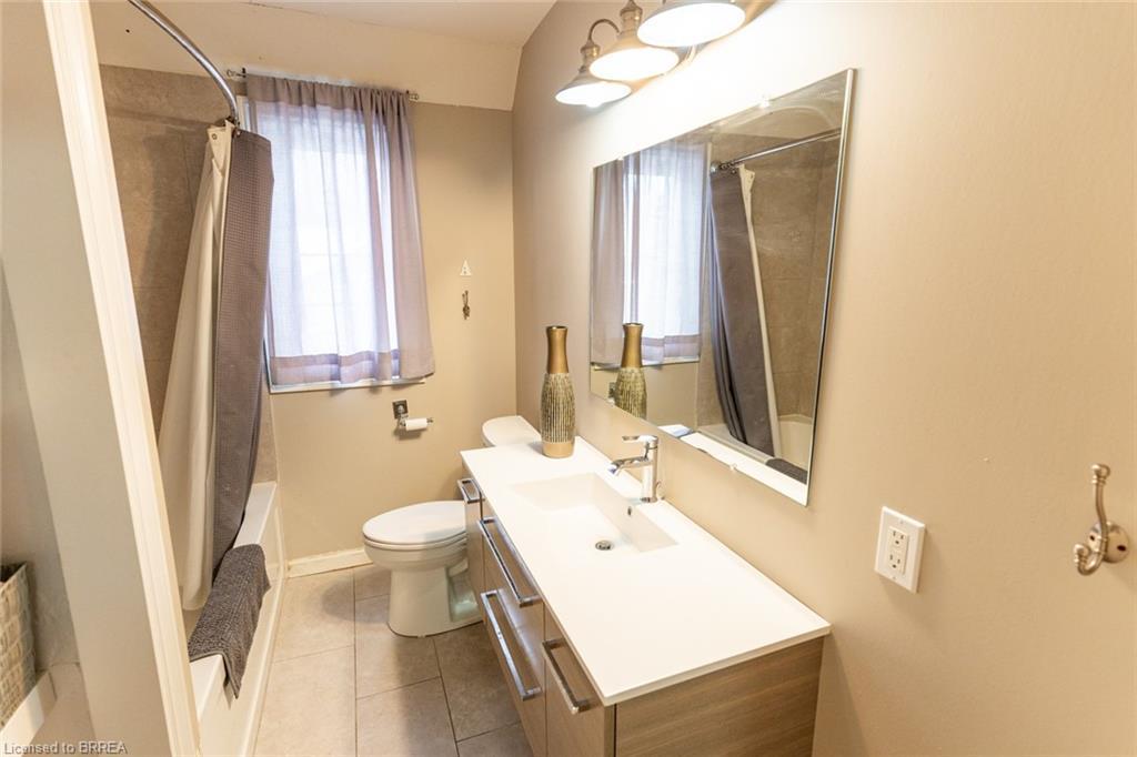 24 Lincoln Avenue, Brantford, ON - Indoor Photo Showing Bathroom