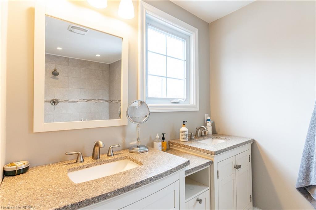 24 Lincoln Avenue, Brantford, ON - Indoor Photo Showing Bathroom