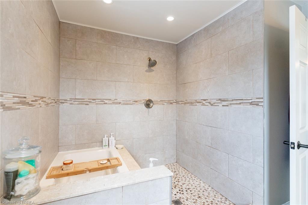 24 Lincoln Avenue, Brantford, ON - Indoor Photo Showing Bathroom