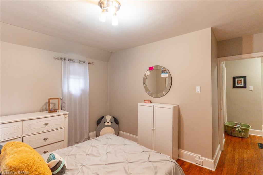 24 Lincoln Avenue, Brantford, ON - Indoor Photo Showing Bedroom