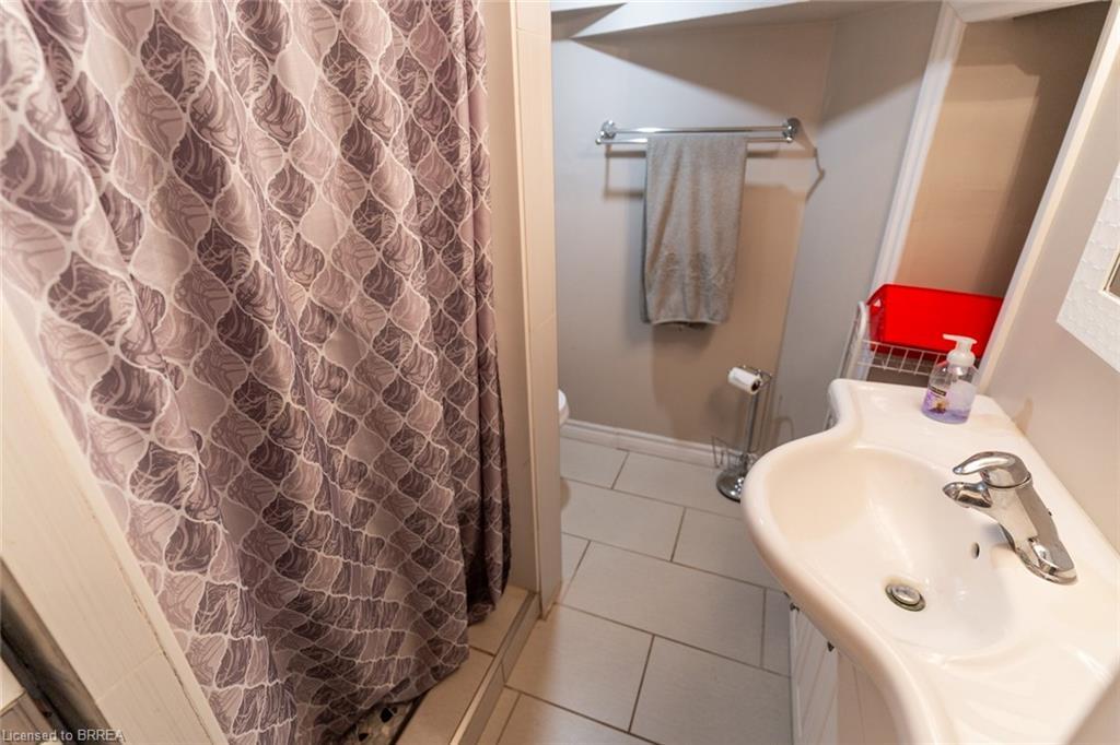 24 Lincoln Avenue, Brantford, ON - Indoor Photo Showing Bathroom