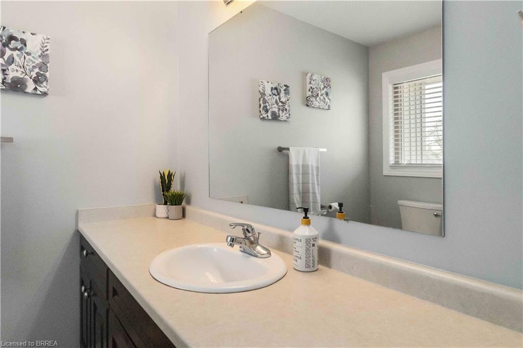 D2-12 Brantwood Park Road, Brantford, ON - Indoor Photo Showing Bathroom