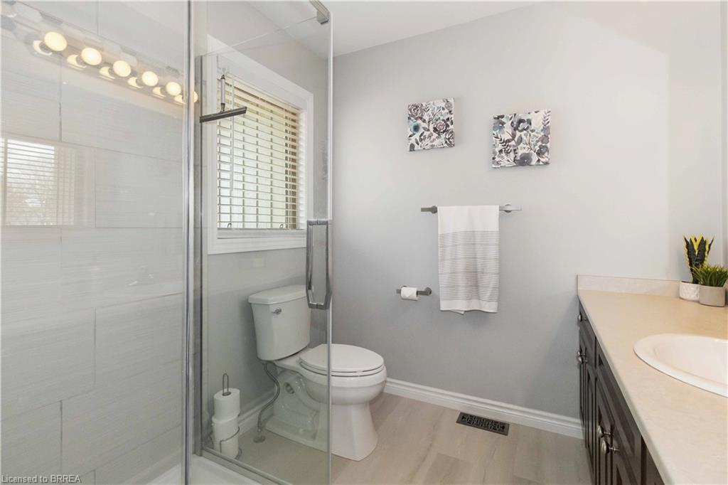 D2-12 Brantwood Park Road, Brantford, ON - Indoor Photo Showing Bathroom