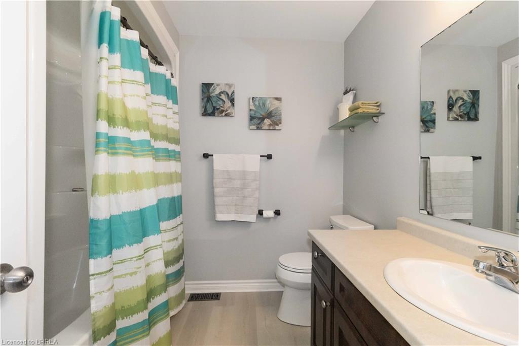 D2-12 Brantwood Park Road, Brantford, ON - Indoor Photo Showing Bathroom