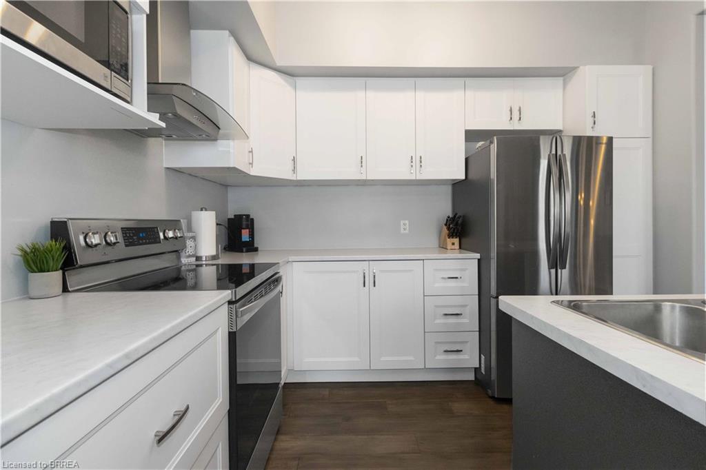 D2-12 Brantwood Park Road, Brantford, ON - Indoor Photo Showing Kitchen