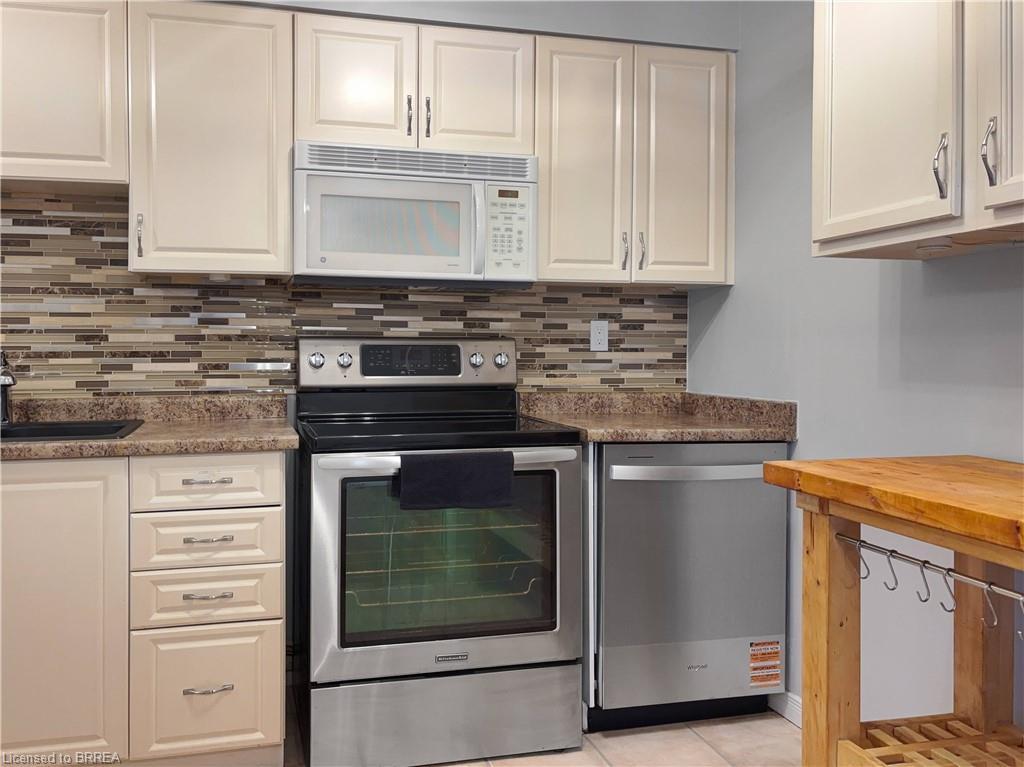 363-36 Hayhurst Road, Brantford, ON - Indoor Photo Showing Kitchen With Stainless Steel Kitchen