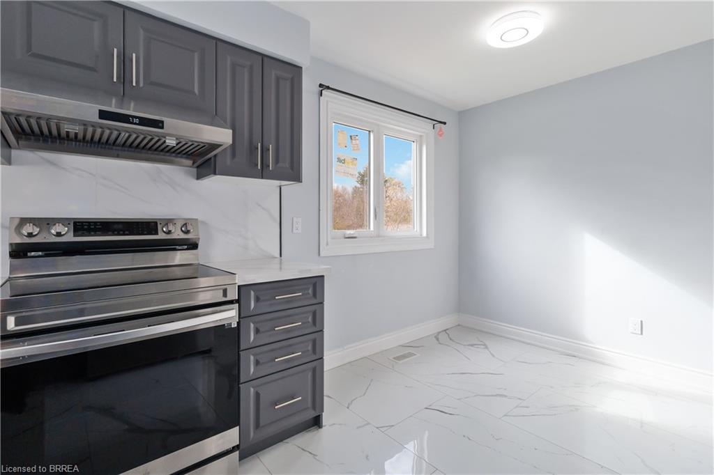 8 War Road, Brantford, ON - Indoor Photo Showing Kitchen
