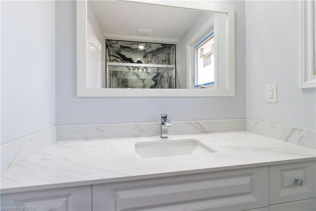 8 War Road, Brantford, ON - Indoor Photo Showing Bathroom
