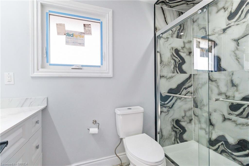 8 War Road, Brantford, ON - Indoor Photo Showing Bathroom