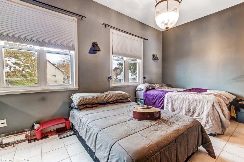 85 Grand River Avenue, Brantford, ON - Indoor Photo Showing Bedroom