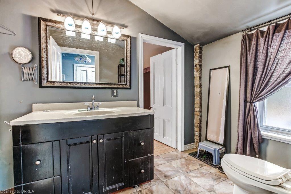 85 Grand River Avenue, Brantford, ON - Indoor Photo Showing Bathroom