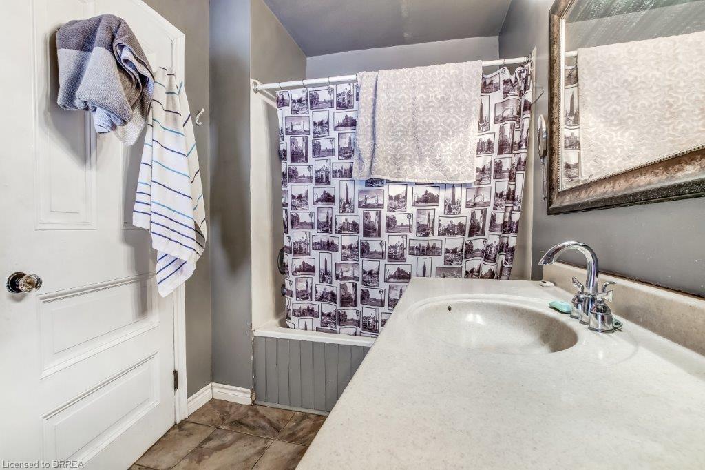85 Grand River Avenue, Brantford, ON - Indoor Photo Showing Bathroom