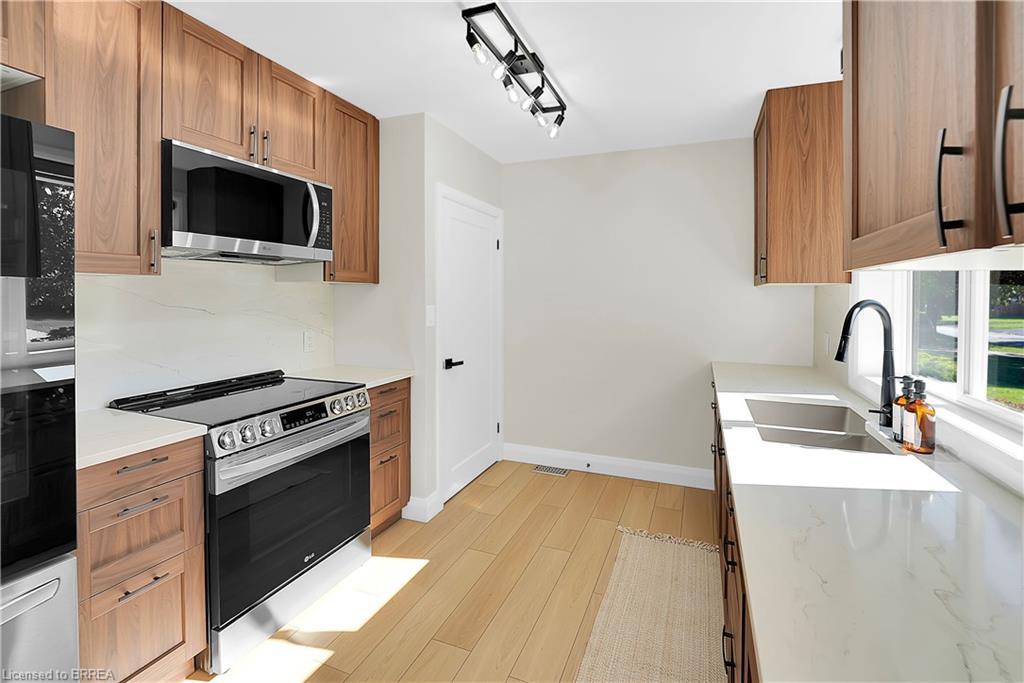 17 Preston Drive, St. Catharines, ON - Indoor Photo Showing Kitchen With Double Sink