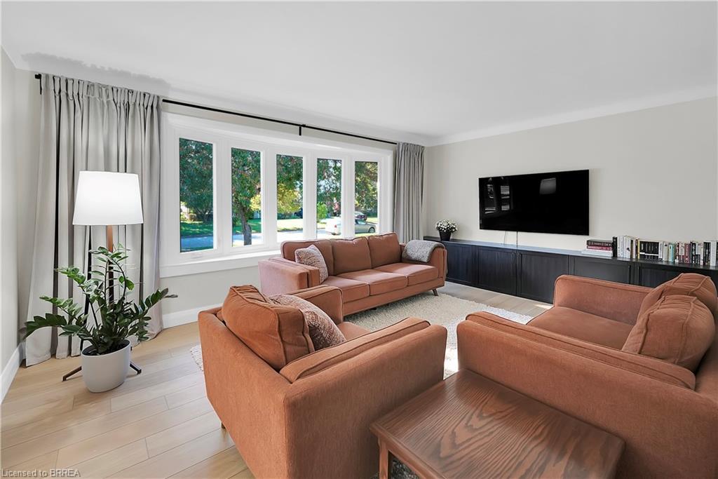 17 Preston Drive, St. Catharines, ON - Indoor Photo Showing Living Room