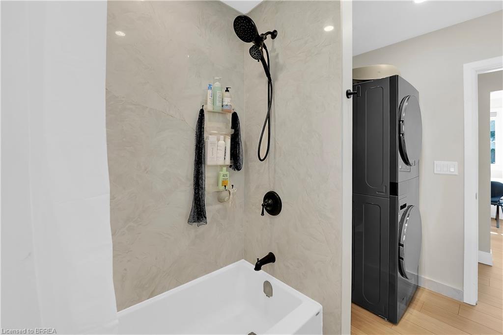 17 Preston Drive, St. Catharines, ON - Indoor Photo Showing Bathroom