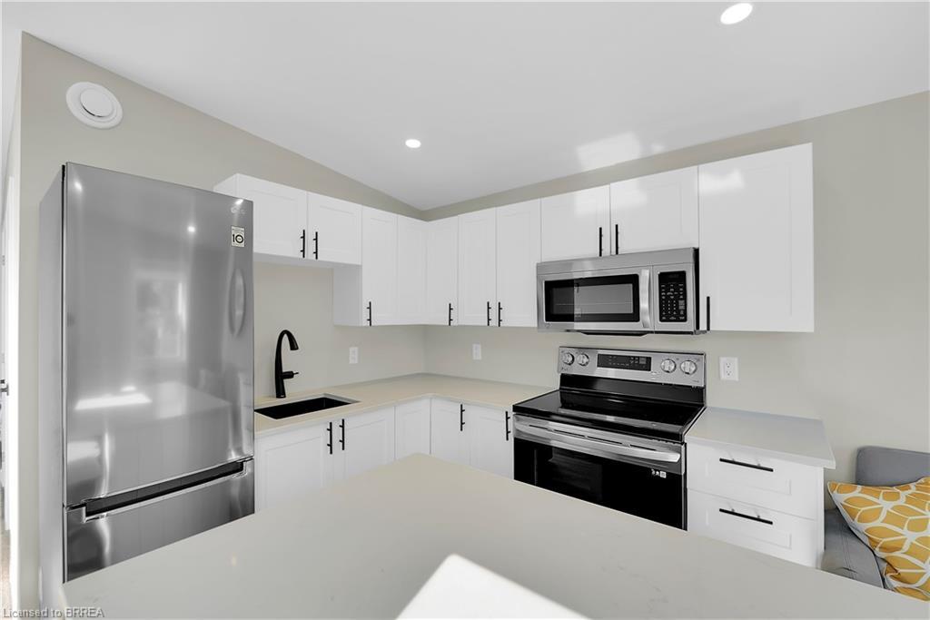 17 Preston Drive, St. Catharines, ON - Indoor Photo Showing Kitchen