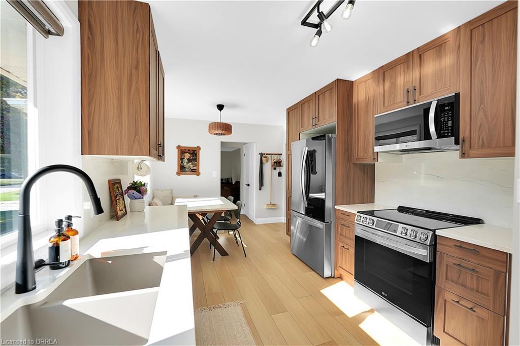 17 Preston Drive, St. Catharines, ON - Indoor Photo Showing Kitchen With Double Sink