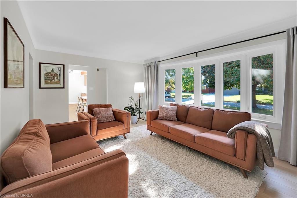 17 Preston Drive, St. Catharines, ON - Indoor Photo Showing Living Room