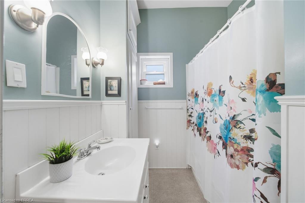89 Murray Street, Brantford, ON - Indoor Photo Showing Bathroom
