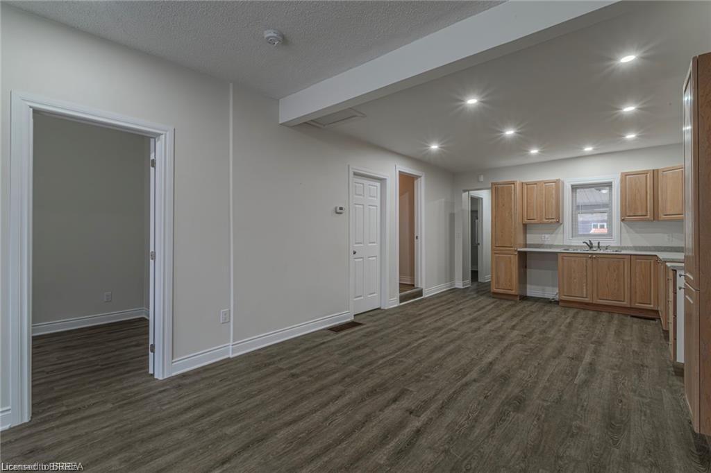 5 Halls Avenue, Brantford, ON - Indoor