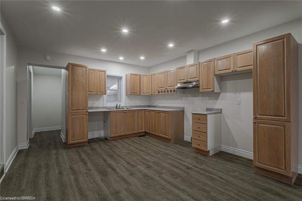 5 Halls Avenue, Brantford, ON - Indoor Photo Showing Kitchen