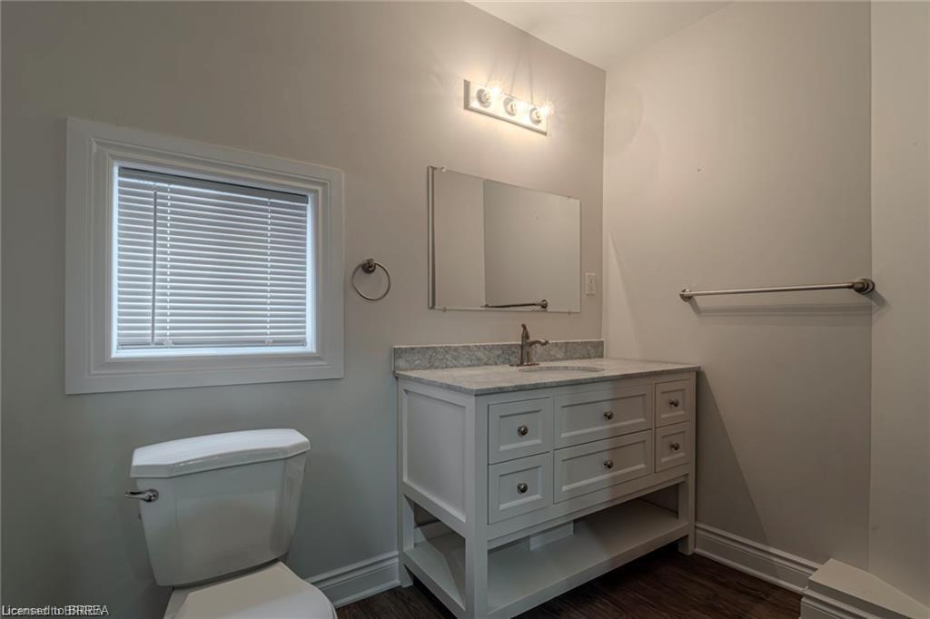 5 Halls Avenue, Brantford, ON - Indoor Photo Showing Bathroom