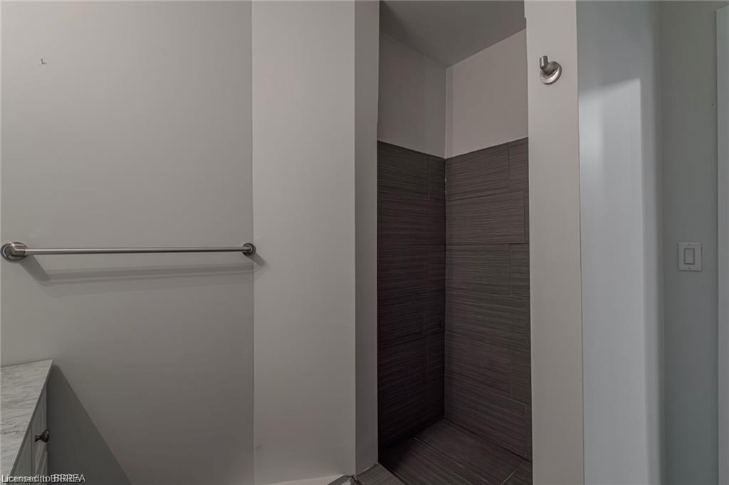 5 Halls Avenue, Brantford, ON - Indoor