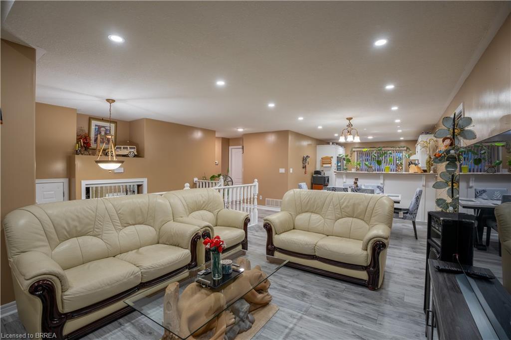 53 Mission Road, Brantford, ON - Indoor Photo Showing Living Room