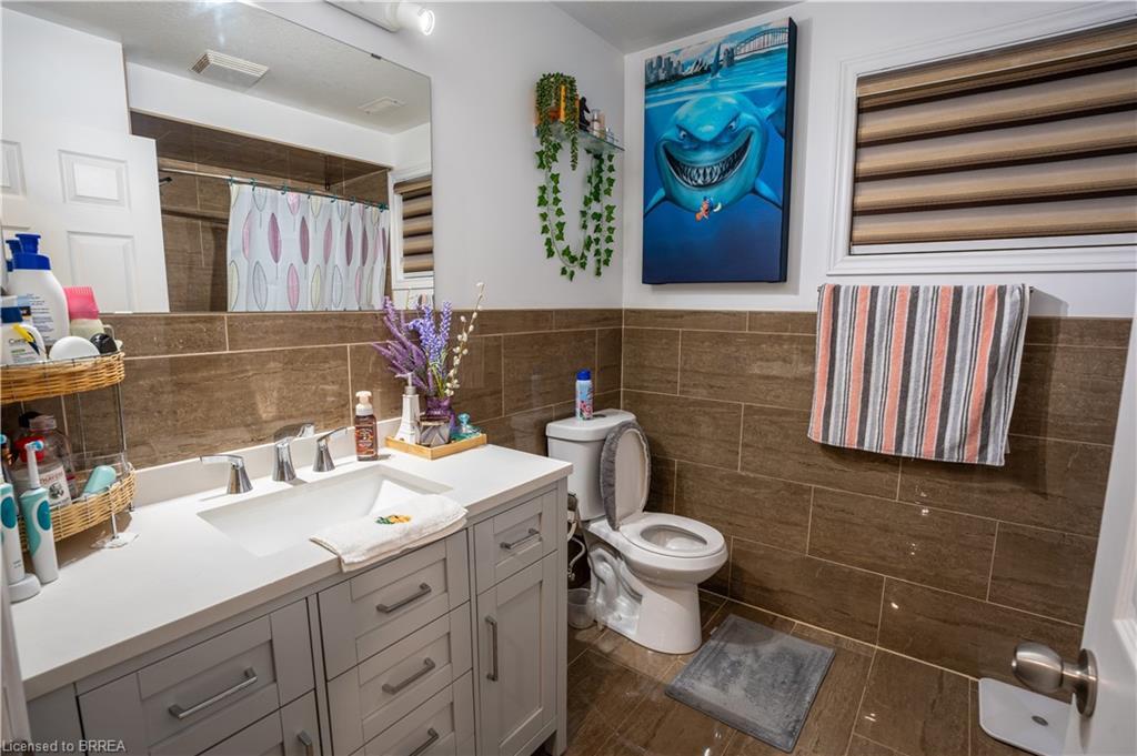 53 Mission Road, Brantford, ON - Indoor Photo Showing Bathroom