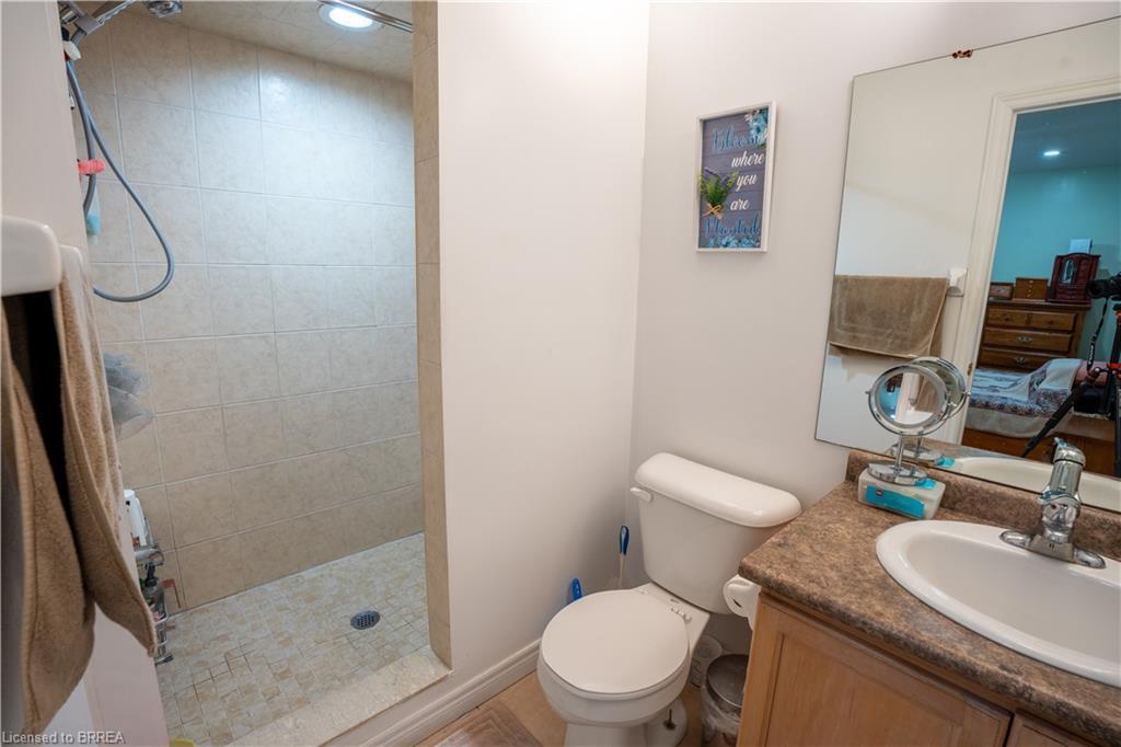 53 Mission Road, Brantford, ON - Indoor Photo Showing Bathroom