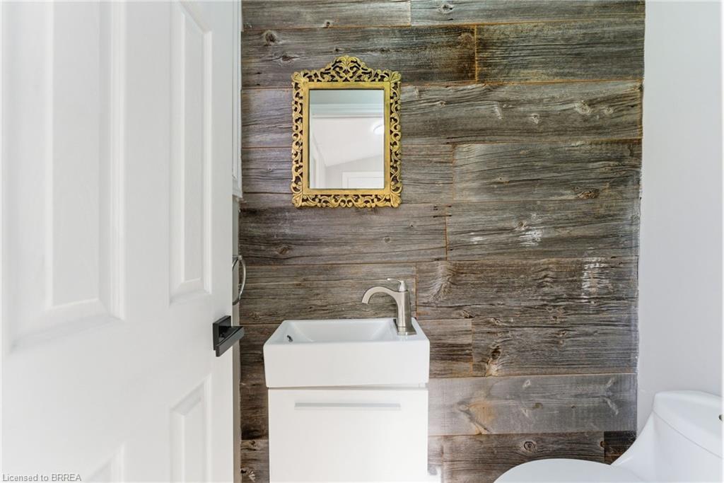 166 Beach Road, Hamilton, ON - Indoor Photo Showing Bathroom