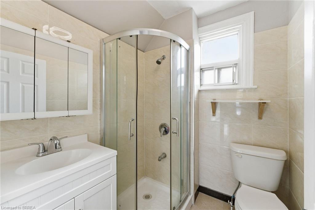 166 Beach Road, Hamilton, ON - Indoor Photo Showing Bathroom
