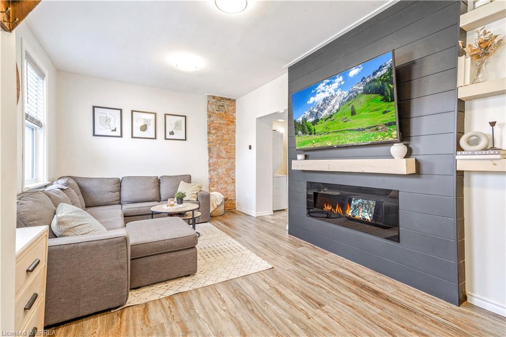 79 Palace Street, Brantford, ON - Indoor Photo Showing Living Room With Fireplace