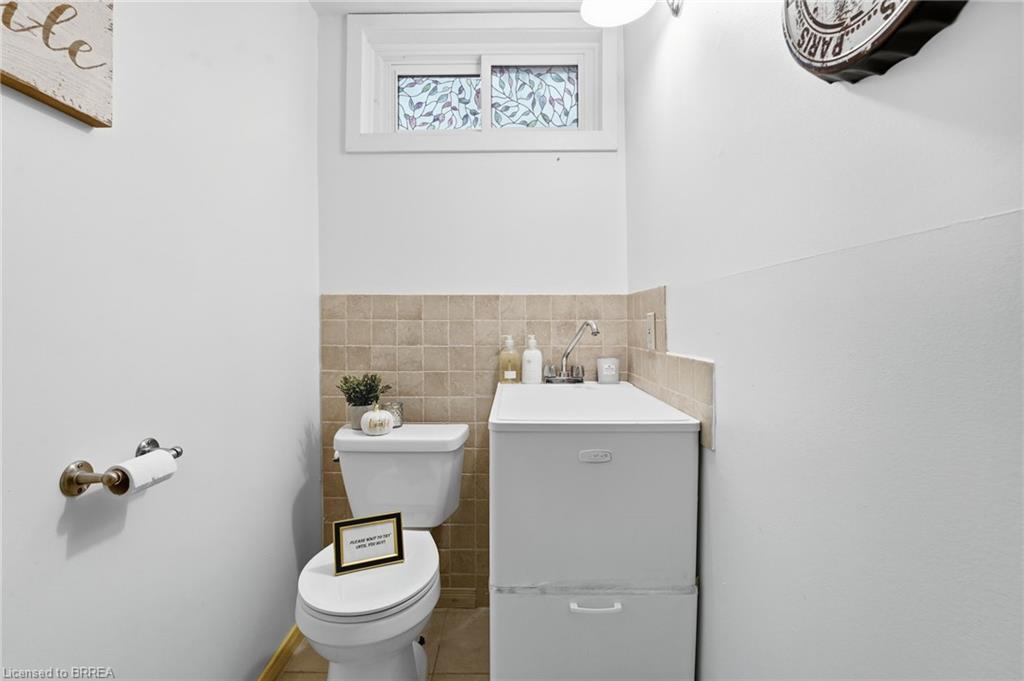 7 Acres Street, Paris, ON - Indoor Photo Showing Bathroom