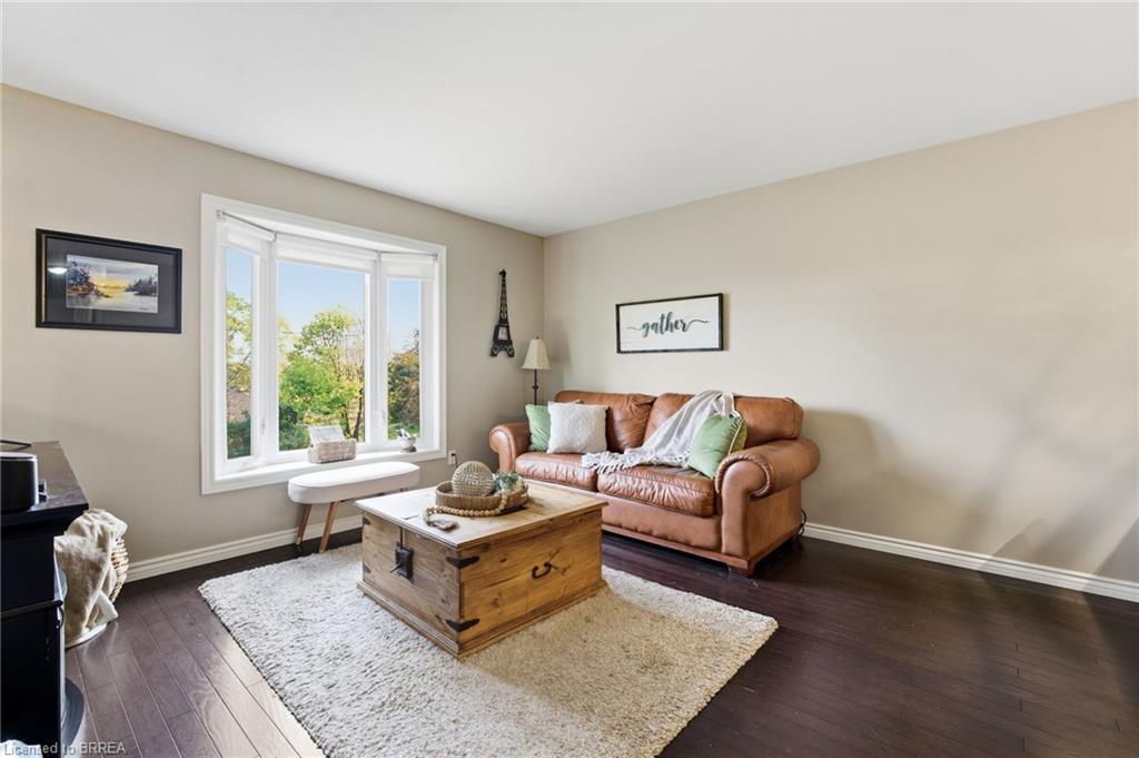 7 Acres Street, Paris, ON - Indoor Photo Showing Living Room