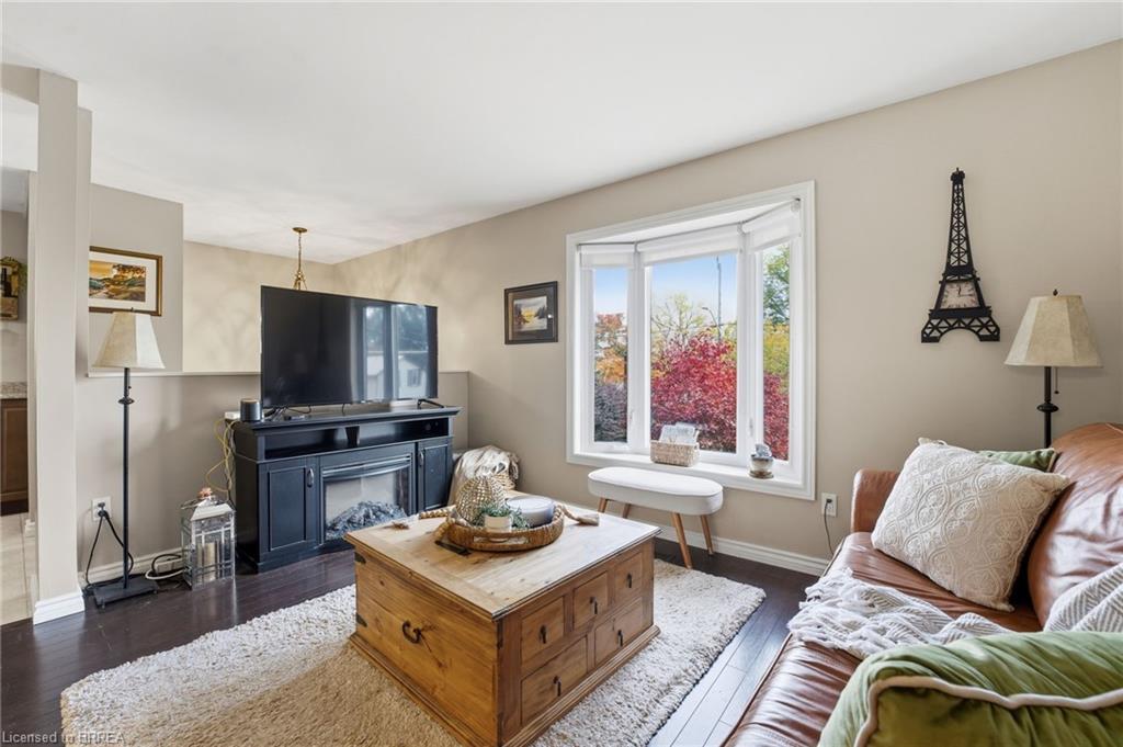 7 Acres Street, Paris, ON - Indoor Photo Showing Living Room