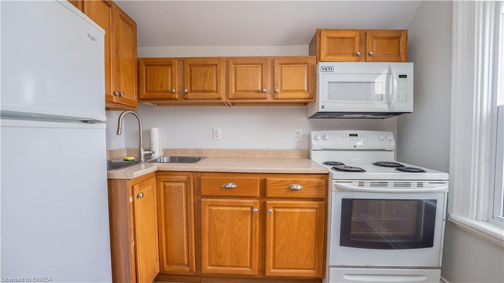 Upper-48 Sheridan Street, Brantford, ON - Indoor Photo Showing Kitchen